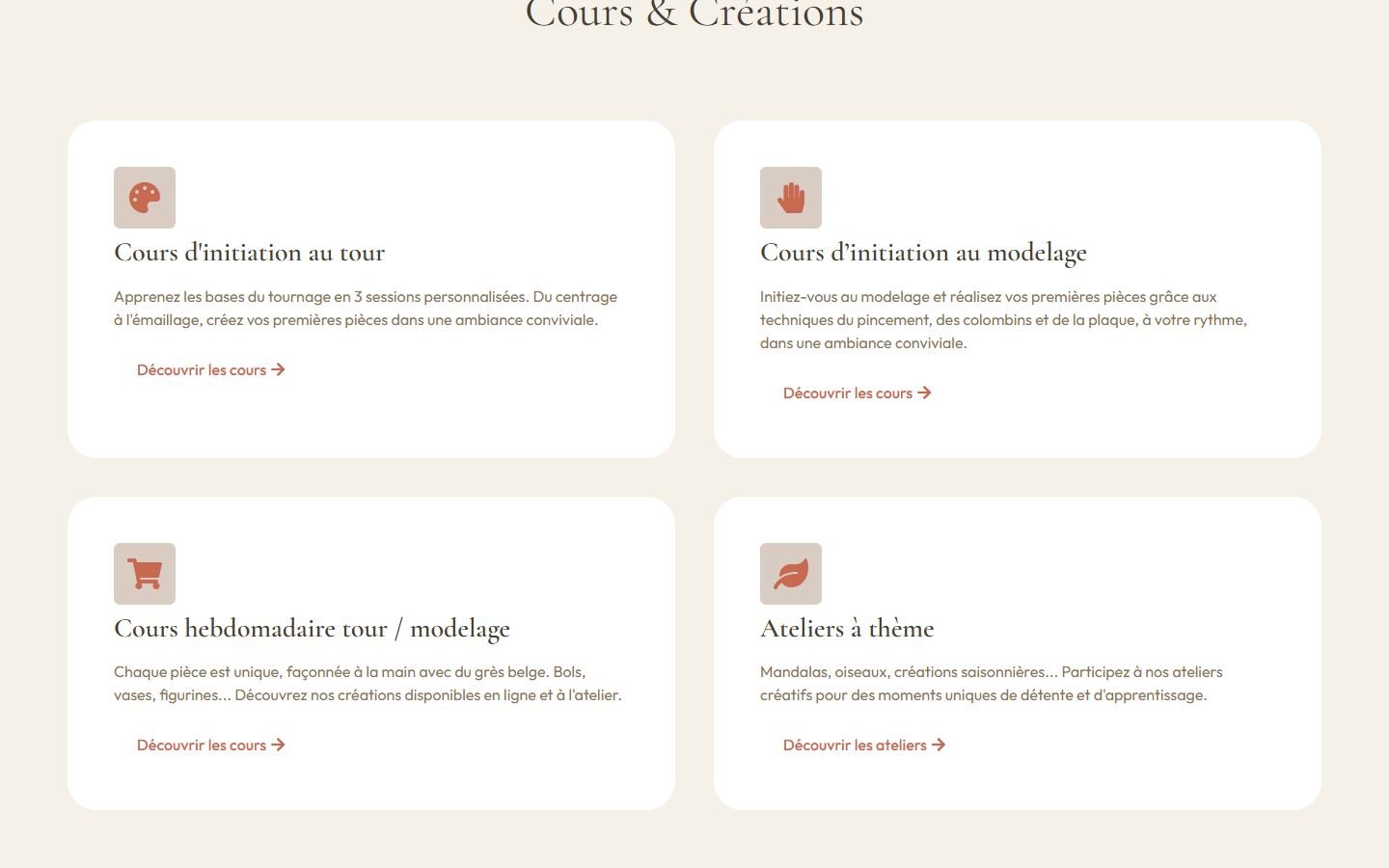 Section « Cours & Créations » du site Au Chat d'Argile avec quatre cartes de cours.