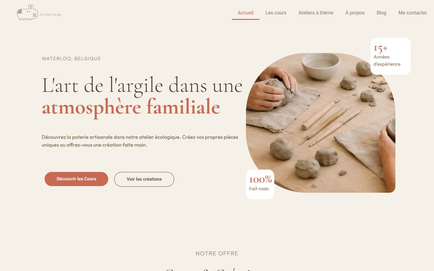 Page d'accueil du site Au Chat d'Argile : titre « L'art de l'argile dans une atmosphère familiale » et photo de mains travaillant l'argile.